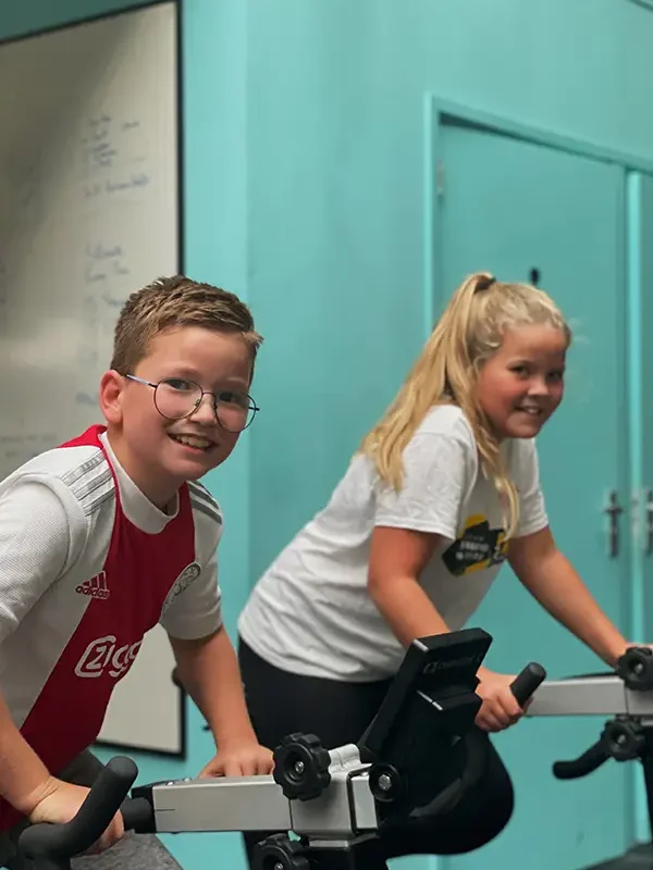 ART CrossFit Kids op de fiets tijdens een Kids training.