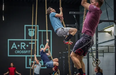 ART CrossFit training waarbij de deelnemers ropeclimbs (touwklimmen) uitvoeren.